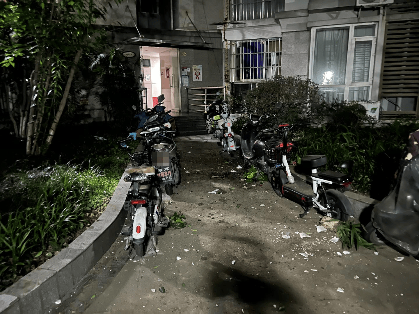 男子與朋友吃酒起爭執(zhí)，竟從10樓扔下綠蘿、蘭花和不銹鋼盆，被刑拘