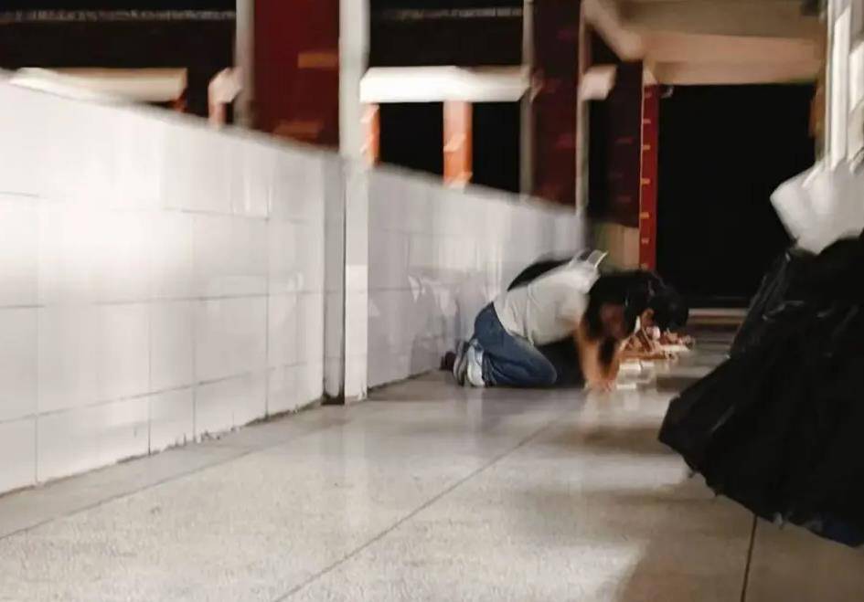 中學(xué)老師要求學(xué)生一字排開下跪?qū)憴z討？懲戒和侮辱不能混為一談