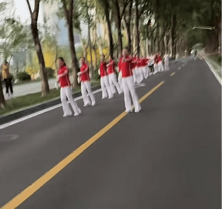 武漢大媽拉線封路跳廣場舞，懸掛告示“鍛煉區(qū)域車輛繞行”？當(dāng)?shù)鼗貞?yīng)