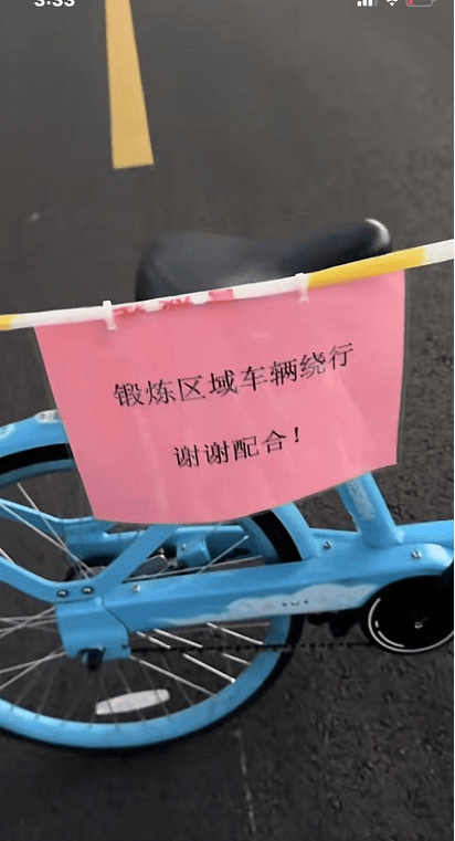 武漢大媽拉線封路跳廣場舞，懸掛告示“鍛煉區(qū)域車輛繞行”？當(dāng)?shù)鼗貞?yīng)