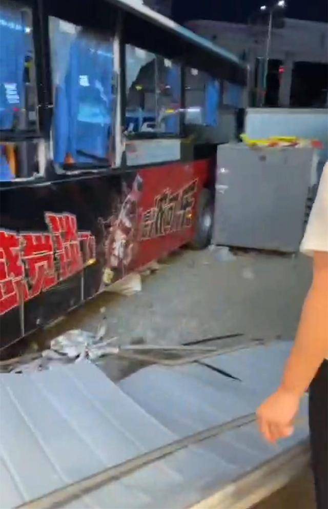沈陽(yáng)一公交車失控沖向路邊致2死16傷，當(dāng)?shù)赝▓?bào)：司機(jī)避讓行人操作不當(dāng)引發(fā)事故