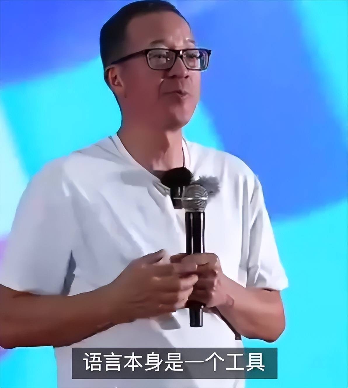 俞敏洪回北大參加校友會(huì)，和眾人合影站第一排，曾自曝高考3次考上北大