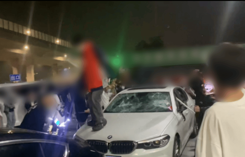 加油站內(nèi)砸車打人，23名嫌疑人被臨沂警方抓獲