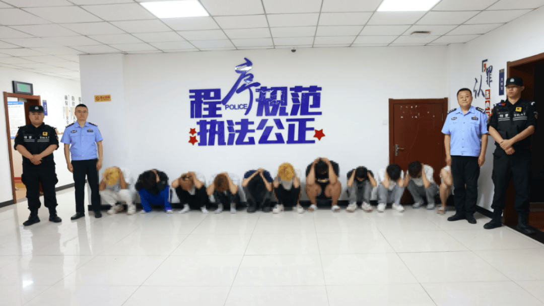 加油站內(nèi)砸車打人，23名嫌疑人被臨沂警方抓獲