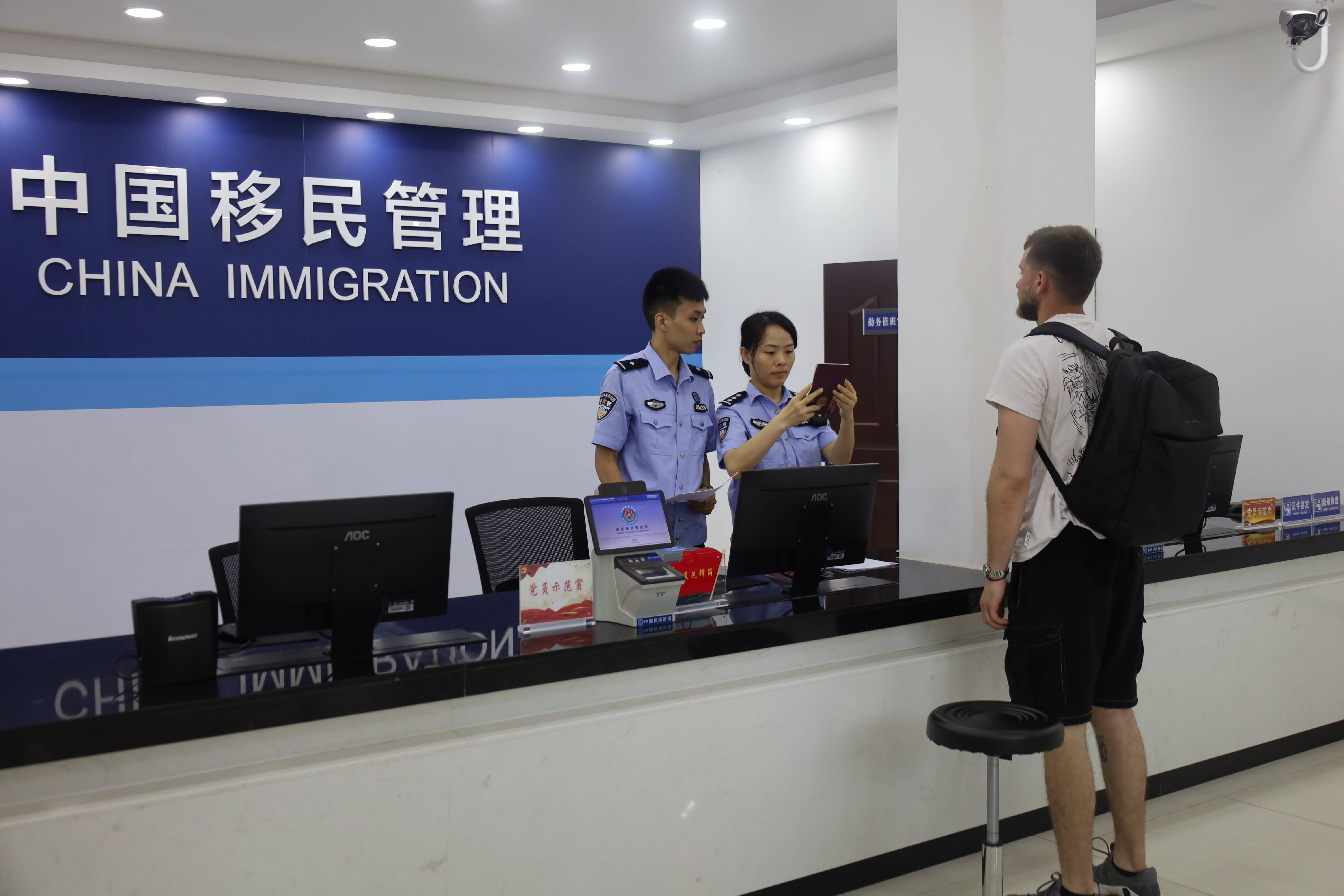 “第一次吃，像吃葡萄！”外籍船員在惠州品嘗荔枝