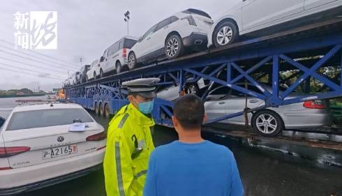 上海高速驚現(xiàn)52米“貪吃車”！民警驚了：你這不是火車??！