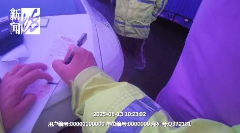 上海高速驚現(xiàn)52米“貪吃車”！民警驚了：你這不是火車??！