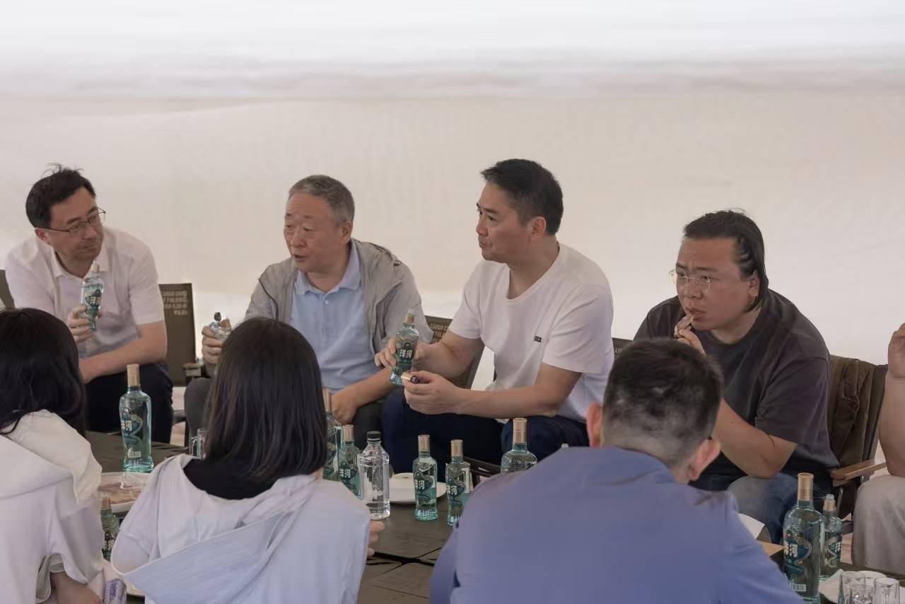 劉強(qiáng)東和洋河董事長沙漠喝酒，要搞啥事？