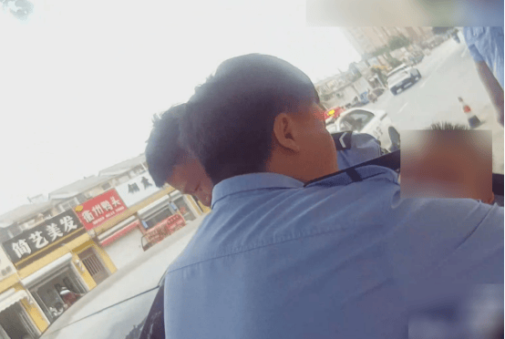 八個(gè)月嬰兒高溫被困車(chē)內(nèi)一小時(shí)，灌云民警化險(xiǎn)為夷