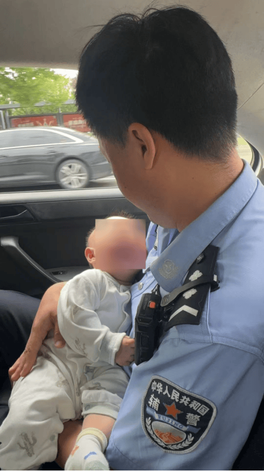 八個(gè)月嬰兒高溫被困車(chē)內(nèi)一小時(shí)，灌云民警化險(xiǎn)為夷