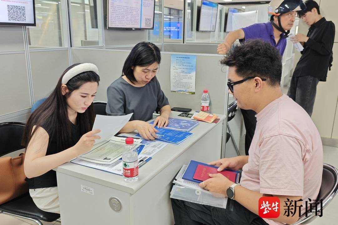 25歲小伙帶一沓證書應聘！南京高校畢業(yè)生招聘會火爆，HR：這樣的簡歷很加分