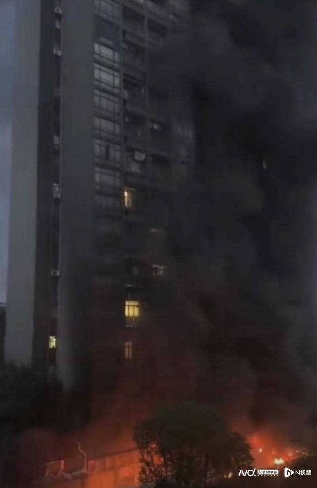 東莞一小區(qū)逾百輛電動自行車燒毀！住戶睡夢中被叫醒撤離逃生