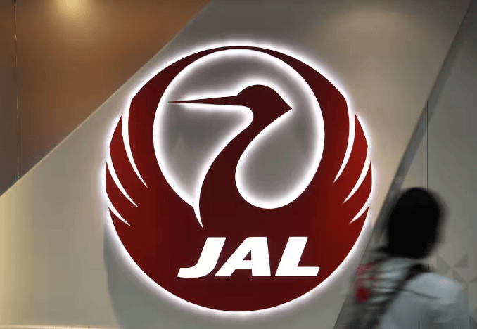 日航一波音客機(jī)在上海飛往成田途中發(fā)生故障，緊急降落關(guān)西機(jī)場(chǎng)
