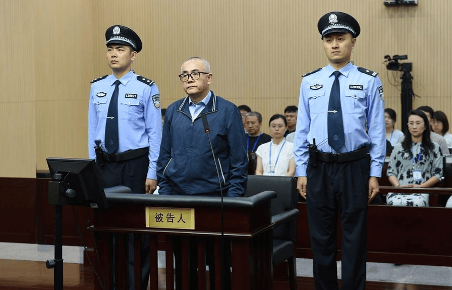 當過省紀委副書記，張平在案件處理、職務晉升等事項上謀取利益，收受巨額財物