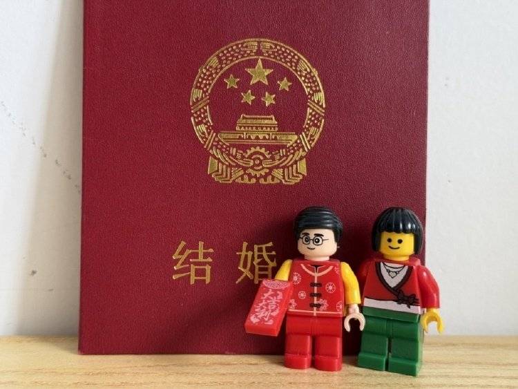 男子相親閃婚后發(fā)現(xiàn)女方有精神殘疾，10萬(wàn)彩禮被8個(gè)媒人分走8萬(wàn)