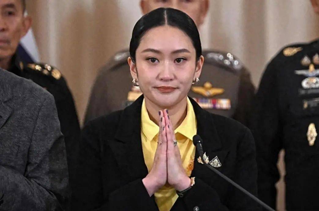 中方早好言相勸，泰國(guó)王被請(qǐng)出山，佩通坦不肯停職，民調(diào)狂跌21%