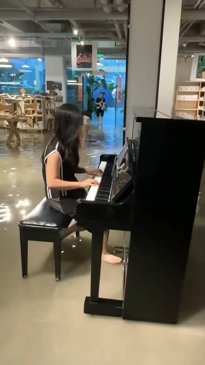 成都人的浪漫！一書院暴雨中被淹，女生光腳踩水里彈鋼琴，負(fù)責(zé)人：苦中作樂