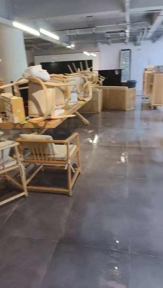 成都人的浪漫！一書院暴雨中被淹，女生光腳踩水里彈鋼琴，負(fù)責(zé)人：苦中作樂