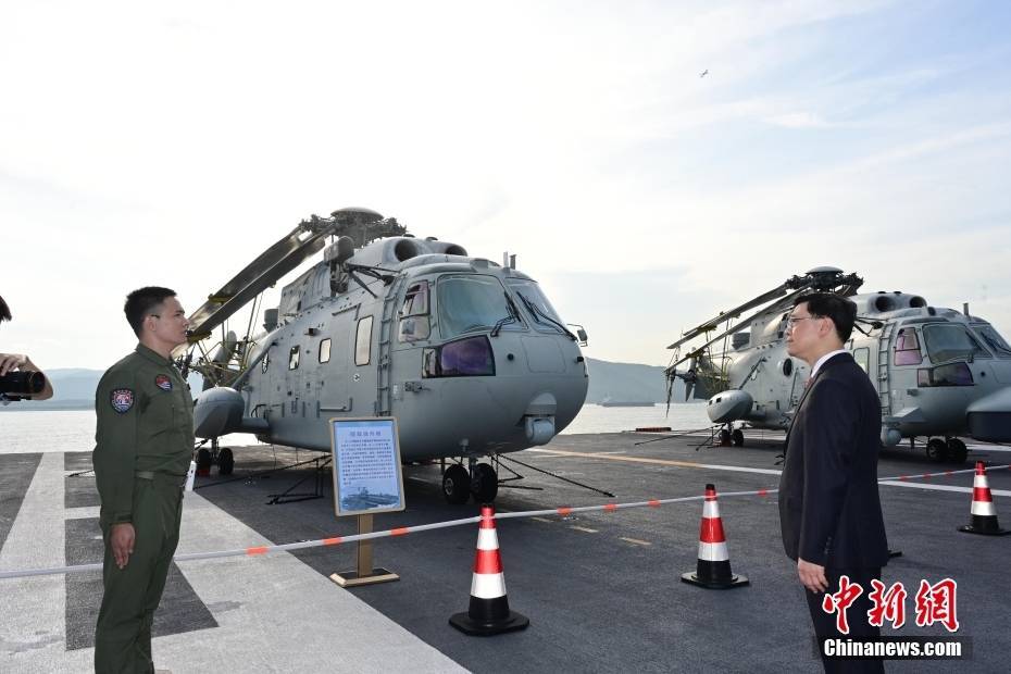 李家超出席中國(guó)人民解放軍海軍山東艦航母甲板招待會(huì)