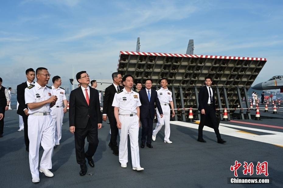 李家超出席中國(guó)人民解放軍海軍山東艦航母甲板招待會(huì)