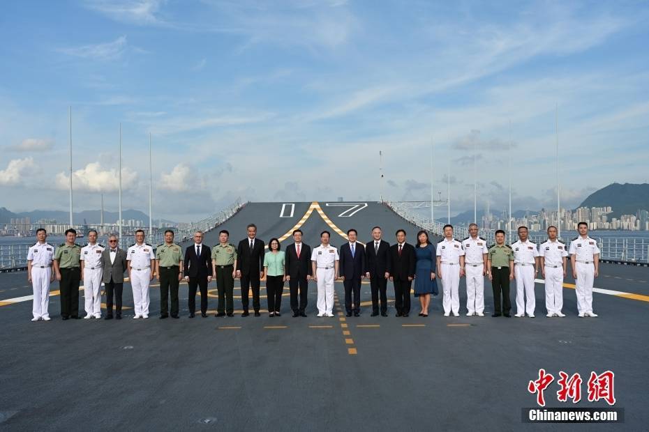 李家超出席中國(guó)人民解放軍海軍山東艦航母甲板招待會(huì)