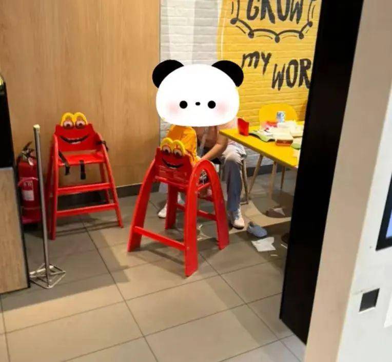 麥當勞被指有女子抱娃在洗手臺大便？店員表示：不接受采訪