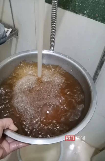 江門多片區(qū)自來水呈黃色，居民稱“炒菜省了醬油”，水務(wù)部門回應(yīng)