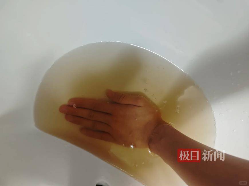 江門多片區(qū)自來水呈黃色，居民稱“炒菜省了醬油”，水務(wù)部門回應(yīng)
