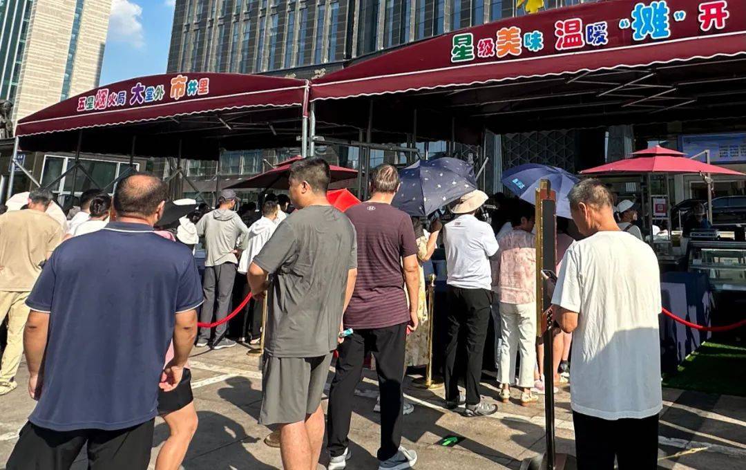 “不在乎別人說(shuō)掉價(jià)” 星級(jí)酒店紛紛擺攤