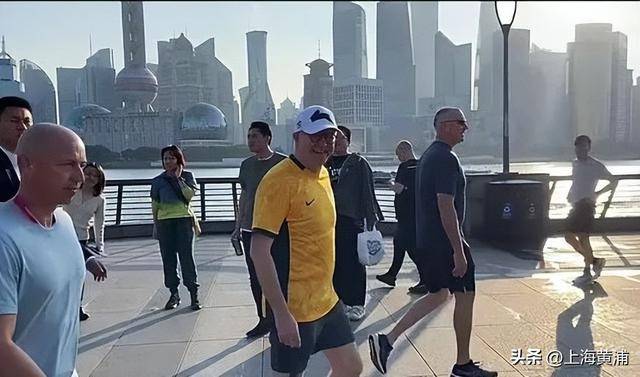 澳大利亞總理抵滬再次漫步外灘，旁邊還有上海球迷“老熟人”，你偶遇了嗎？