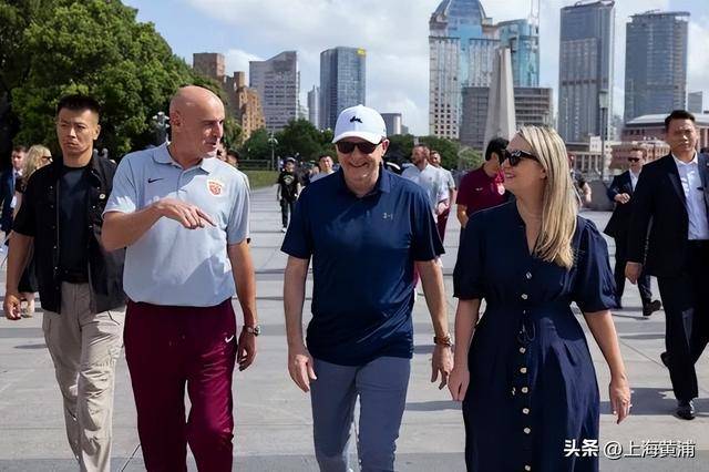 澳大利亞總理抵滬再次漫步外灘，旁邊還有上海球迷“老熟人”，你偶遇了嗎？