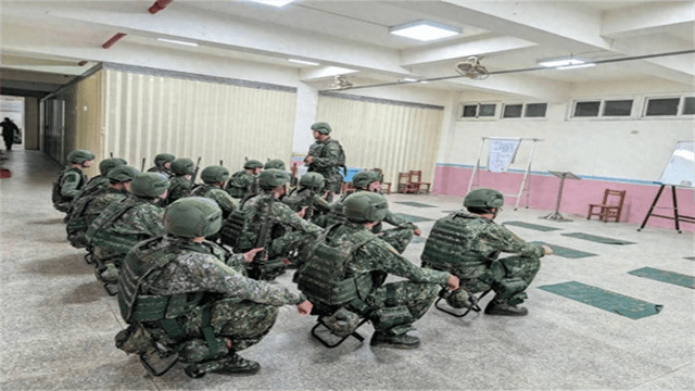 脫下軍服，400多名美軍登陸臺島！不管誰來都擋不住解放軍利劍