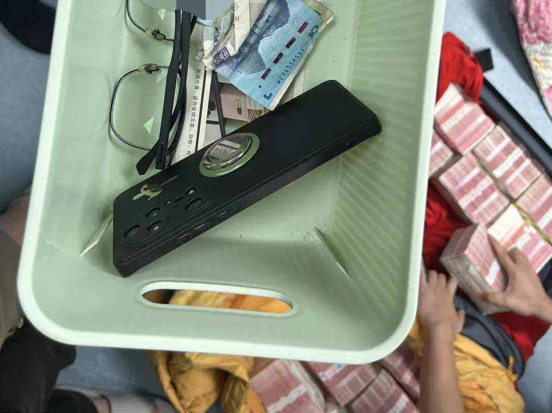 動車乘客拖“巨型行李箱”，準備運400萬現(xiàn)金！錢的主人是“失信人員”