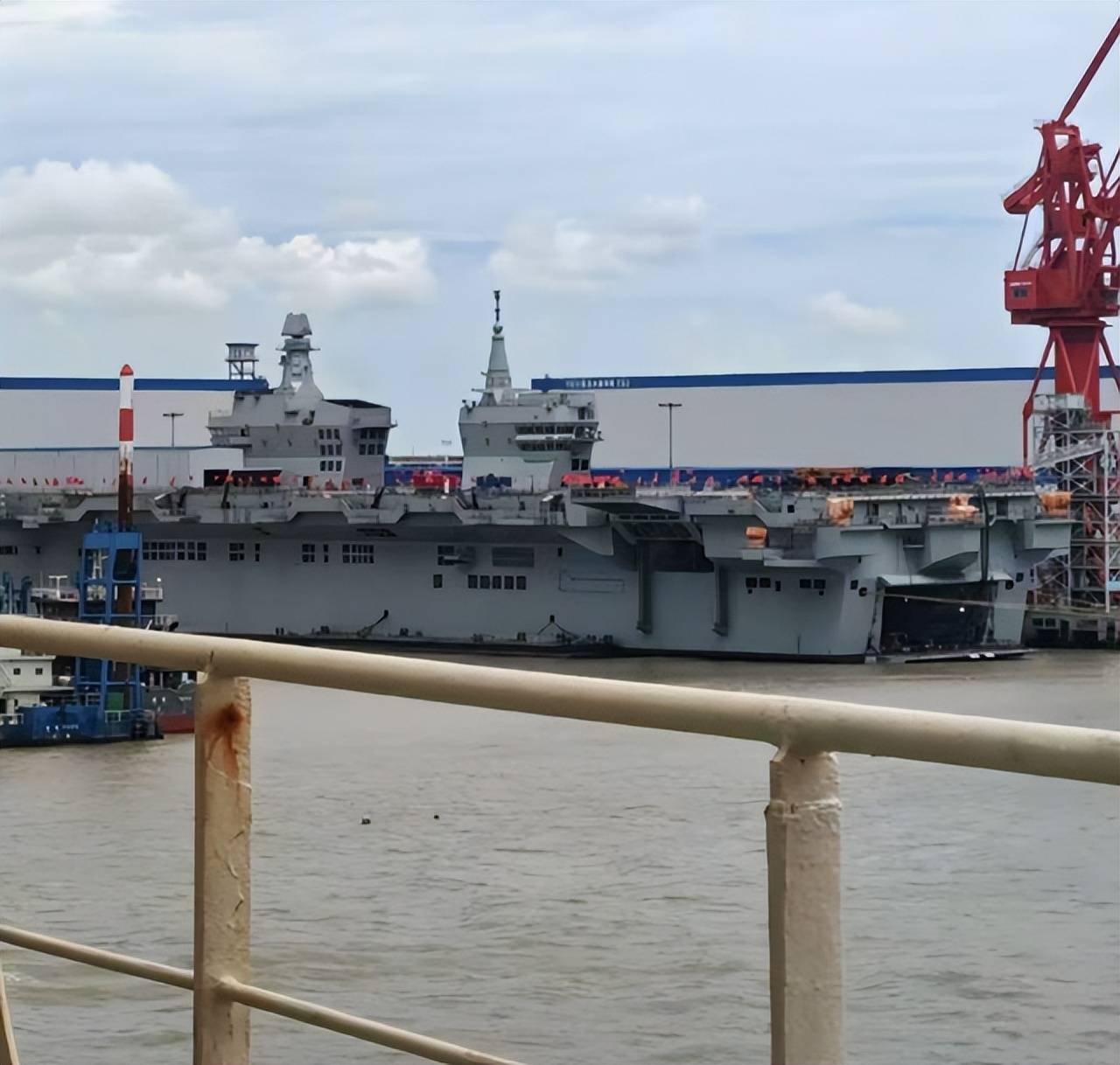 首次海試即將開始？全球首艘電磁彈射準(zhǔn)航母“四川艦”，再次彩旗飄飄