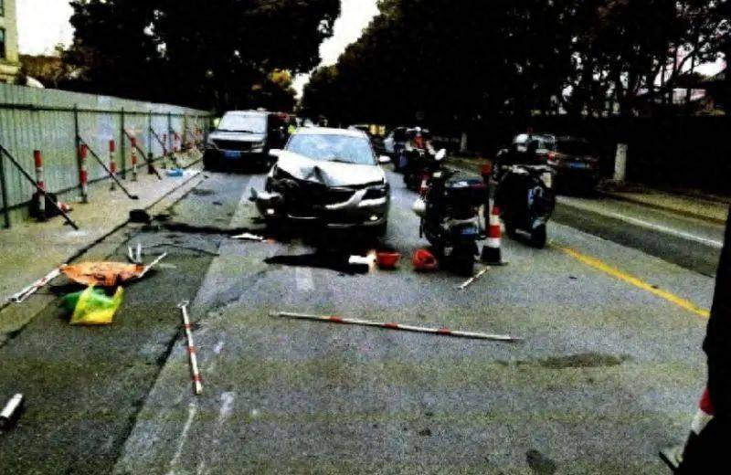 上海一男子開車時被一輛紅色車輛吸引，伸手找手機想與朋友確認，絲毫未減速撞飛2人致死，被判刑