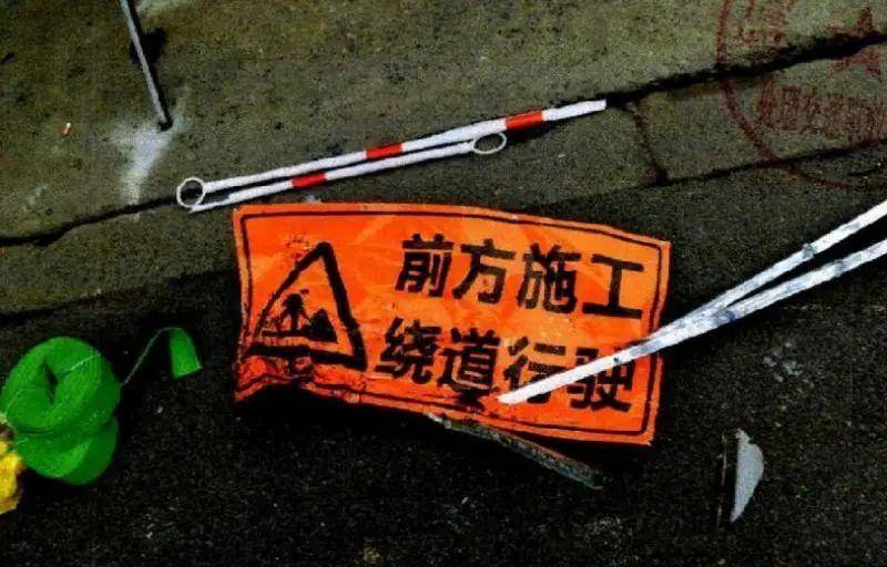 上海一男子開車時被一輛紅色車輛吸引，伸手找手機想與朋友確認，絲毫未減速撞飛2人致死，被判刑