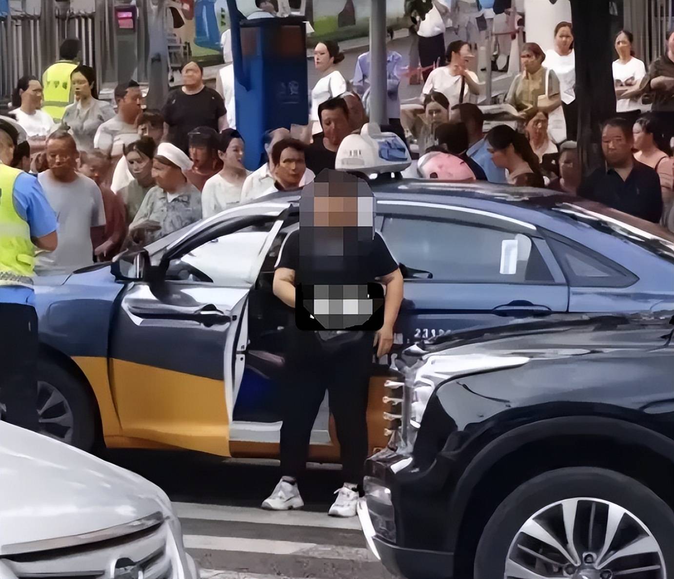 警方通報“貴州8歲女童過斑馬線被出租車撞倒身亡”：46歲女子被刑拘，不存在二次碾壓