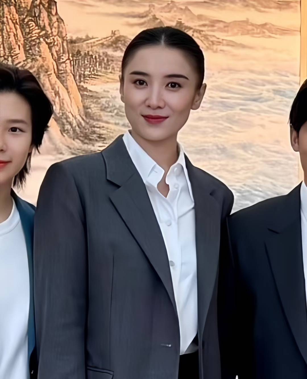 宋佳“體制內(nèi)”穿搭上熱搜，朱珠穿西裝也不失韻味，這股風(fēng)終究被她們穿火了！