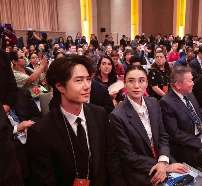 宋佳“體制內(nèi)”穿搭上熱搜，朱珠穿西裝也不失韻味，這股風(fēng)終究被她們穿火了！