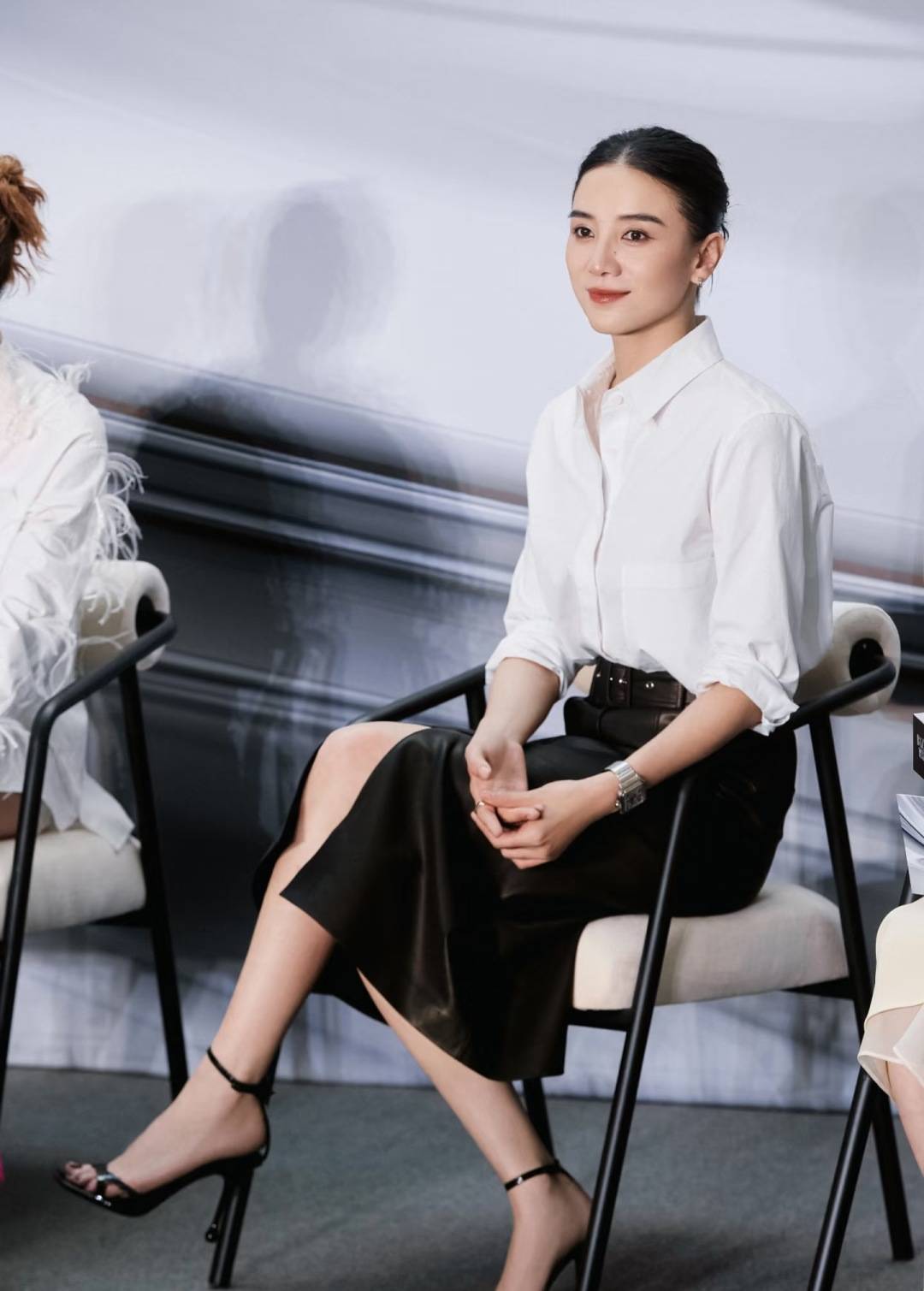 宋佳“體制內(nèi)”穿搭上熱搜，朱珠穿西裝也不失韻味，這股風(fēng)終究被她們穿火了！
