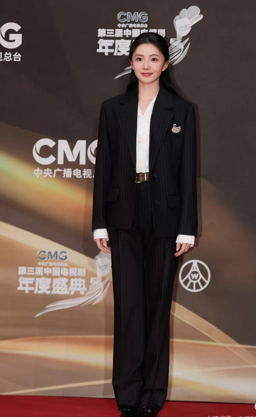 宋佳“體制內(nèi)”穿搭上熱搜，朱珠穿西裝也不失韻味，這股風(fēng)終究被她們穿火了！