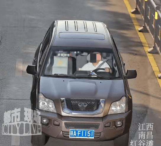 兒子報(bào)警車輛被套牌，交警一查驚呆：套牌的是你親爹！