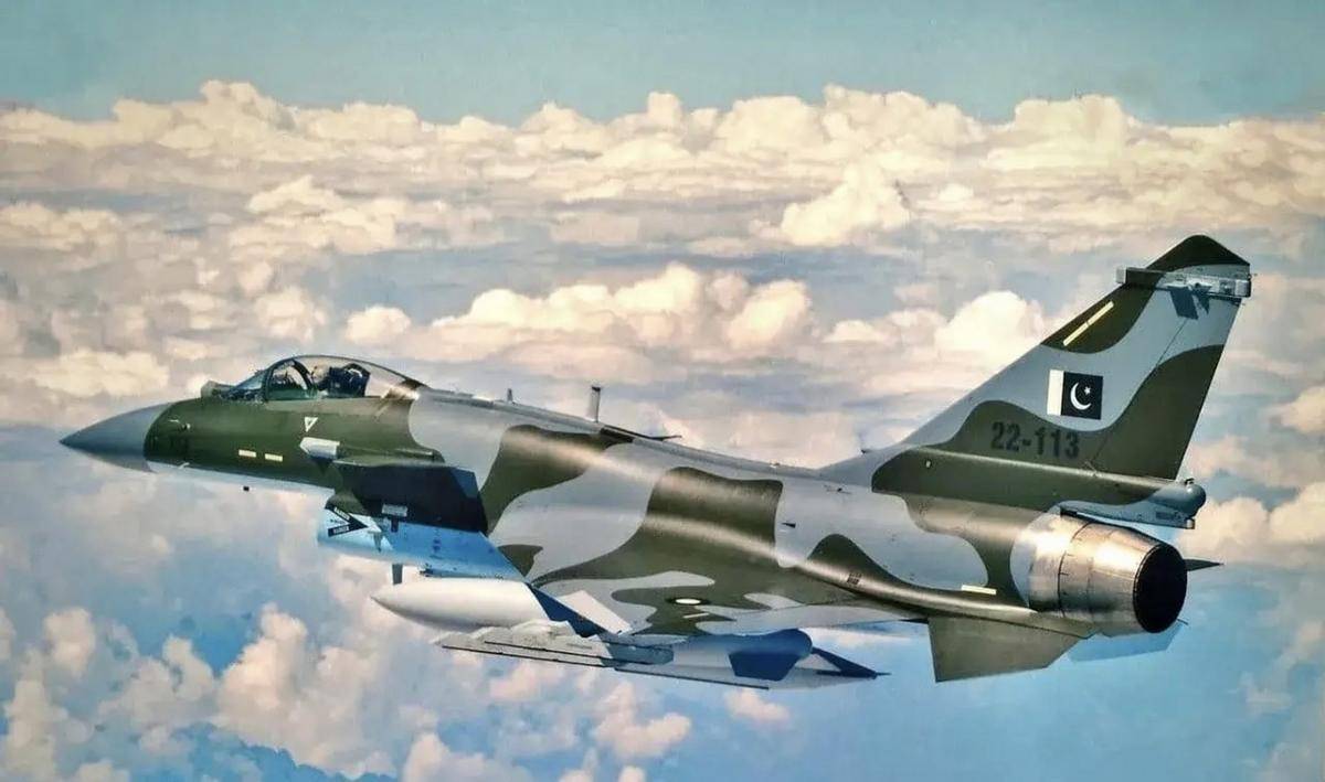 俄軍大運(yùn)剛剛離開，伊朗軍用機(jī)場突發(fā)爆炸，蘇-35比殲-10先到貨？