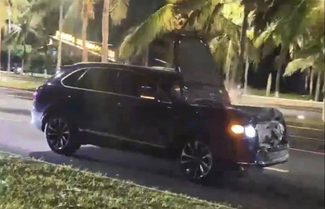 ?？谝毁e利車肇事逃逸，警車一路追蹤喊話“停車”！警方通報(bào)：孫某某（男，56歲）刑拘！