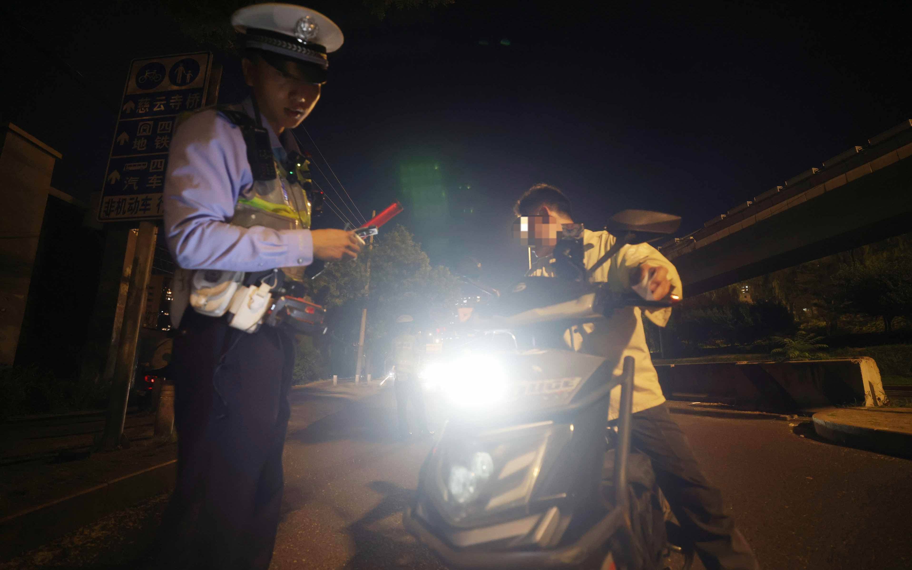 北京交警開查電動自行車加裝遠光燈，首次警告，再被查將扣車罰款