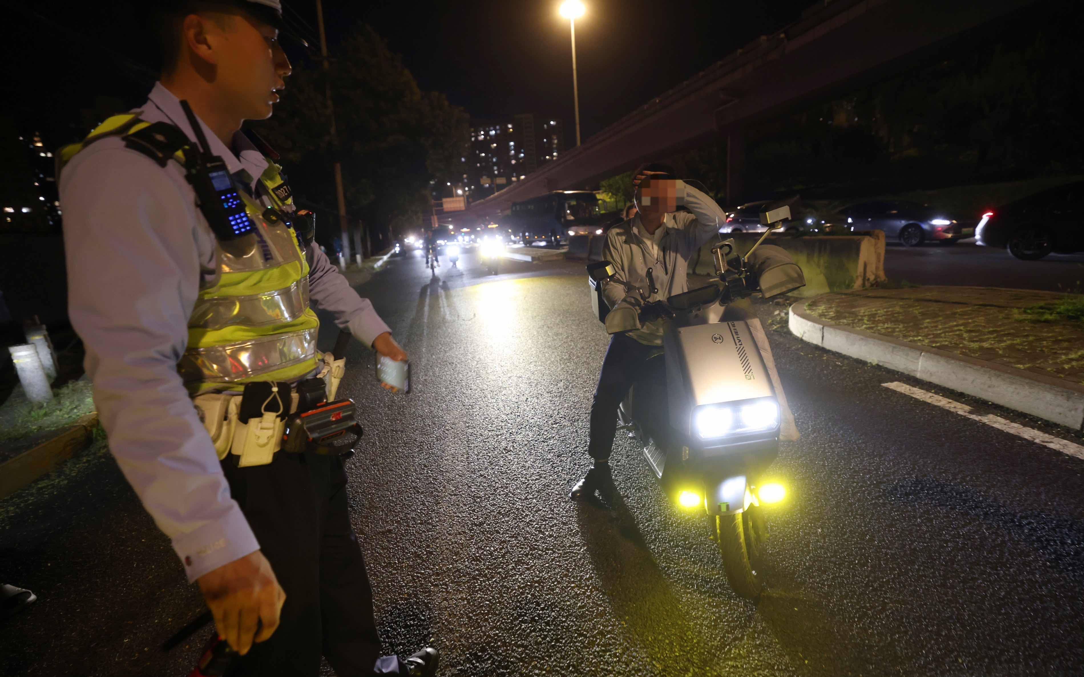 北京交警開查電動自行車加裝遠光燈，首次警告，再被查將扣車罰款