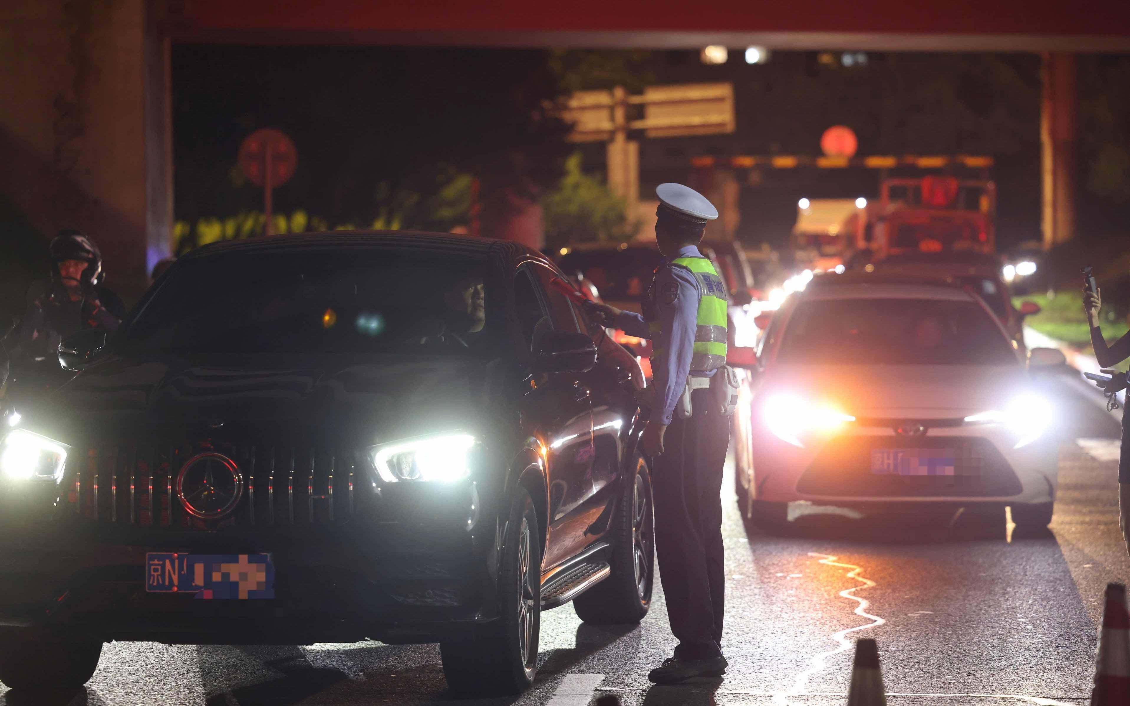 北京交警開查電動自行車加裝遠光燈，首次警告，再被查將扣車罰款
