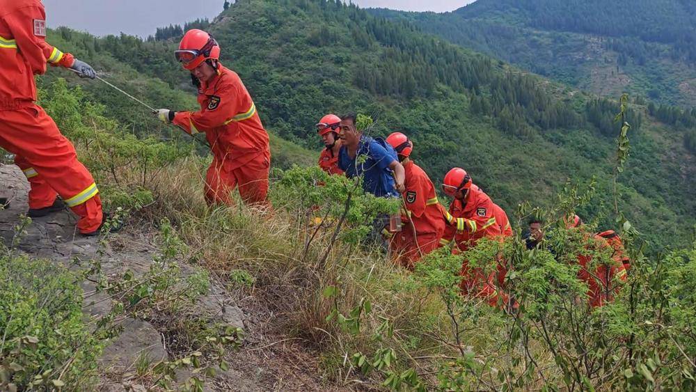 一人因登山摔傷腰部被困山底，淄博消防緊急救援