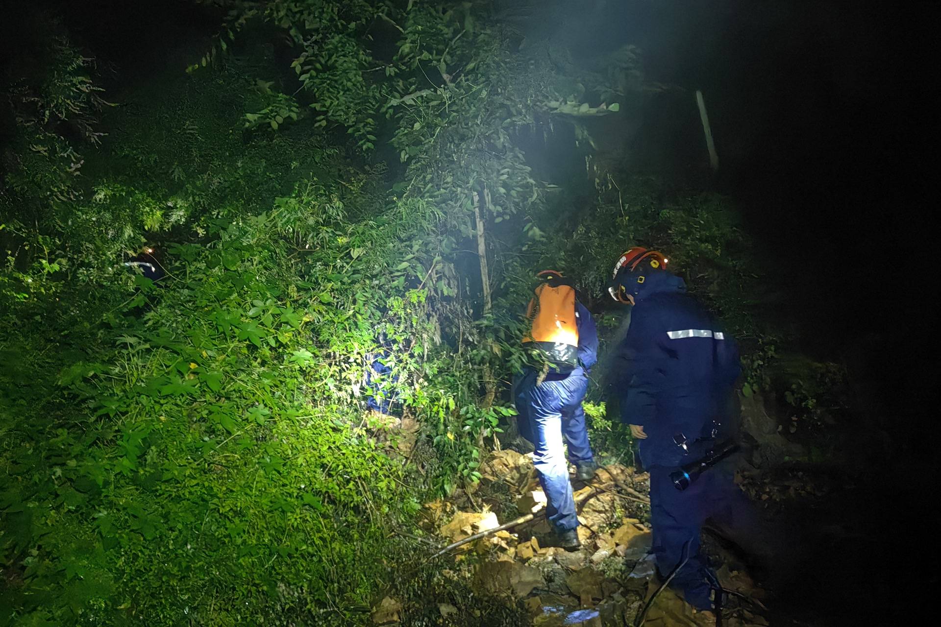 無視暴雨藍色預(yù)警，一男一女密云雨中登山被困
