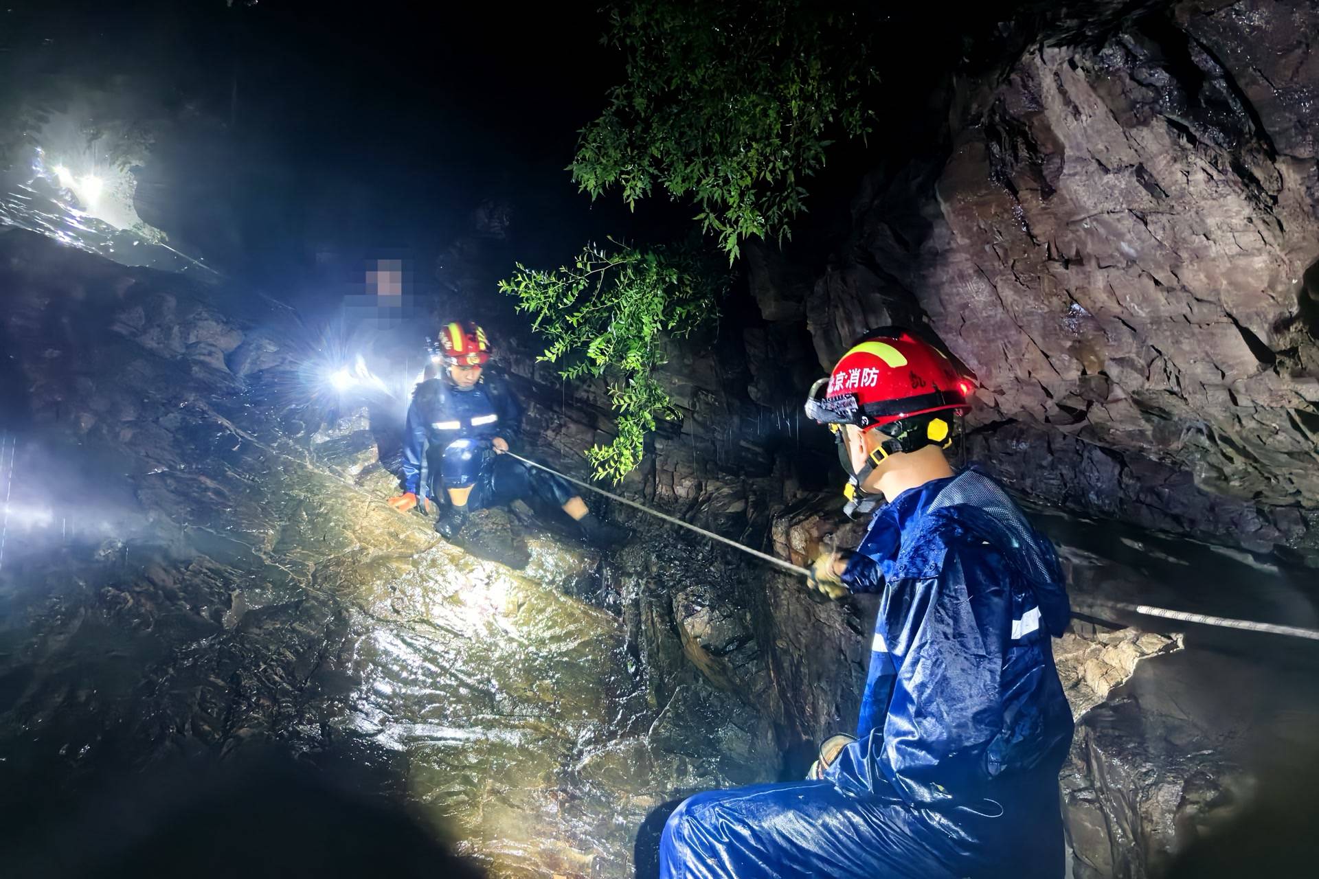 無視暴雨藍色預(yù)警，一男一女密云雨中登山被困